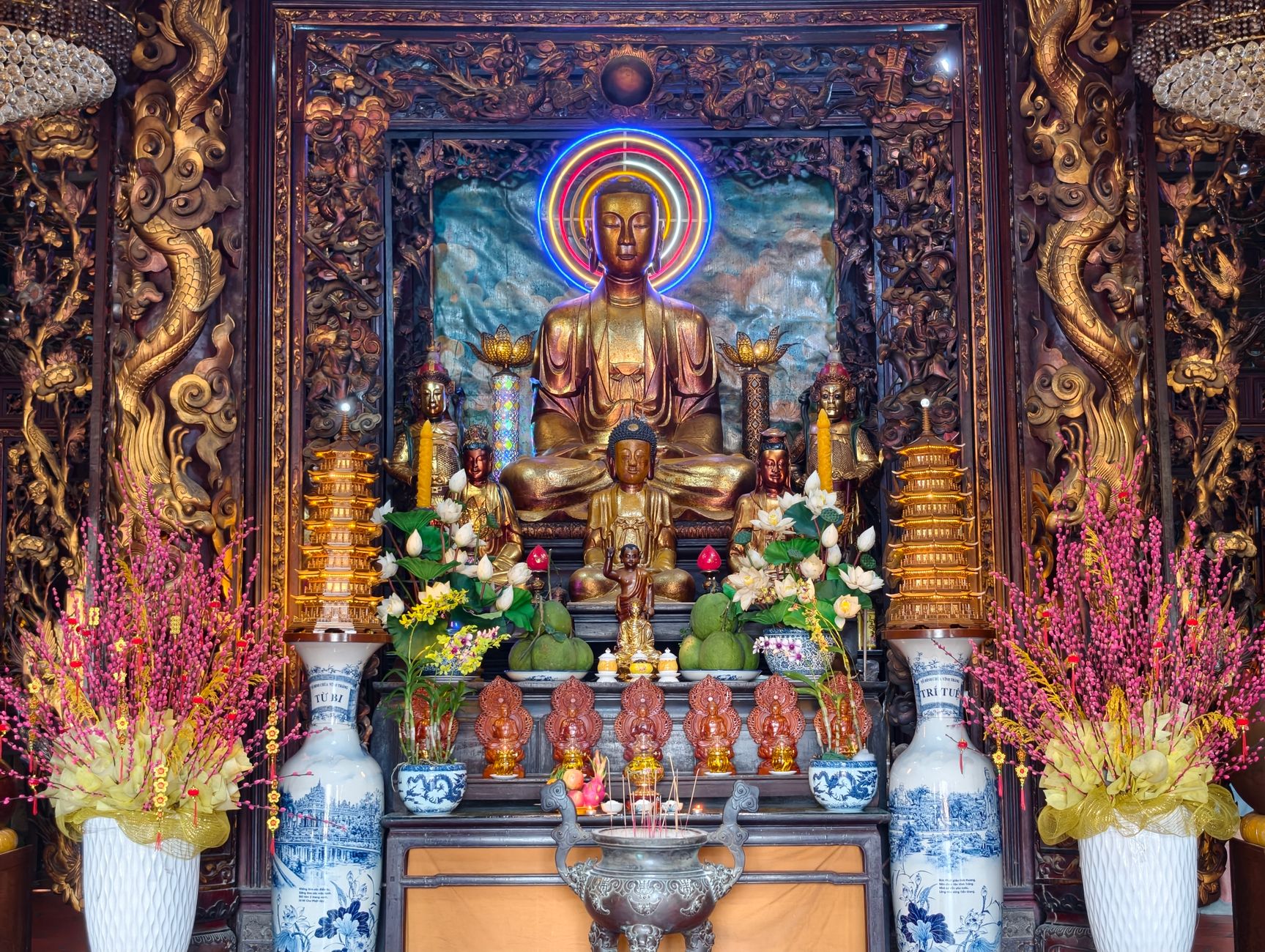 Bàn thờ cúng cô hồn với nén hương tháng 7 âm lịch