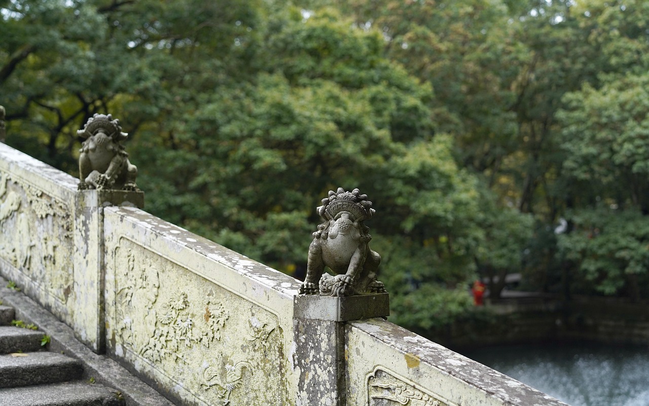 Tượng hộ pháp hình tướng dữ tợn trong chùa