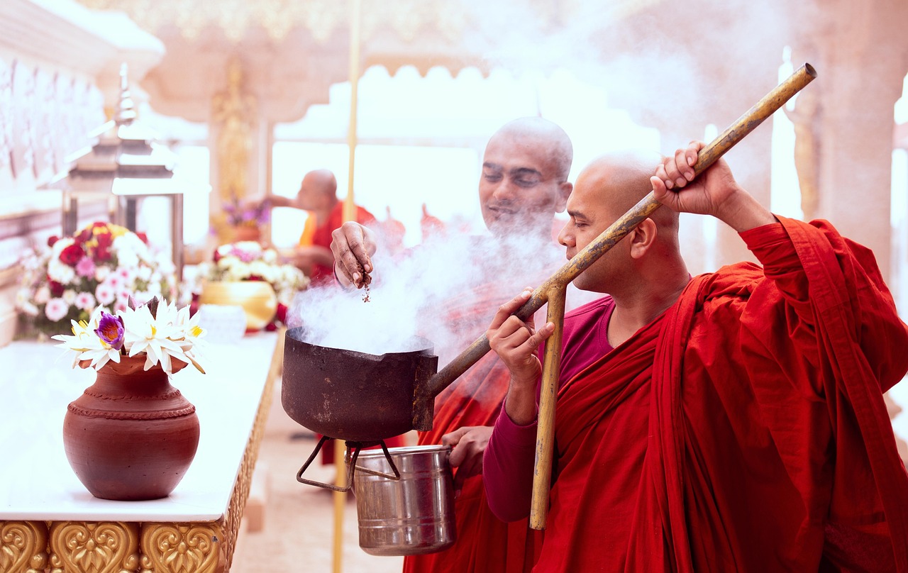Chư Tăng thọ nhận thức ăn cúng dường trong lễ trai tăng