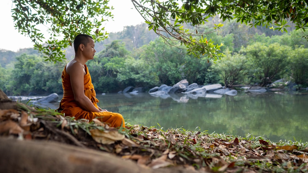 Vị tăng ngồi thiền an định nơi vắng lặng