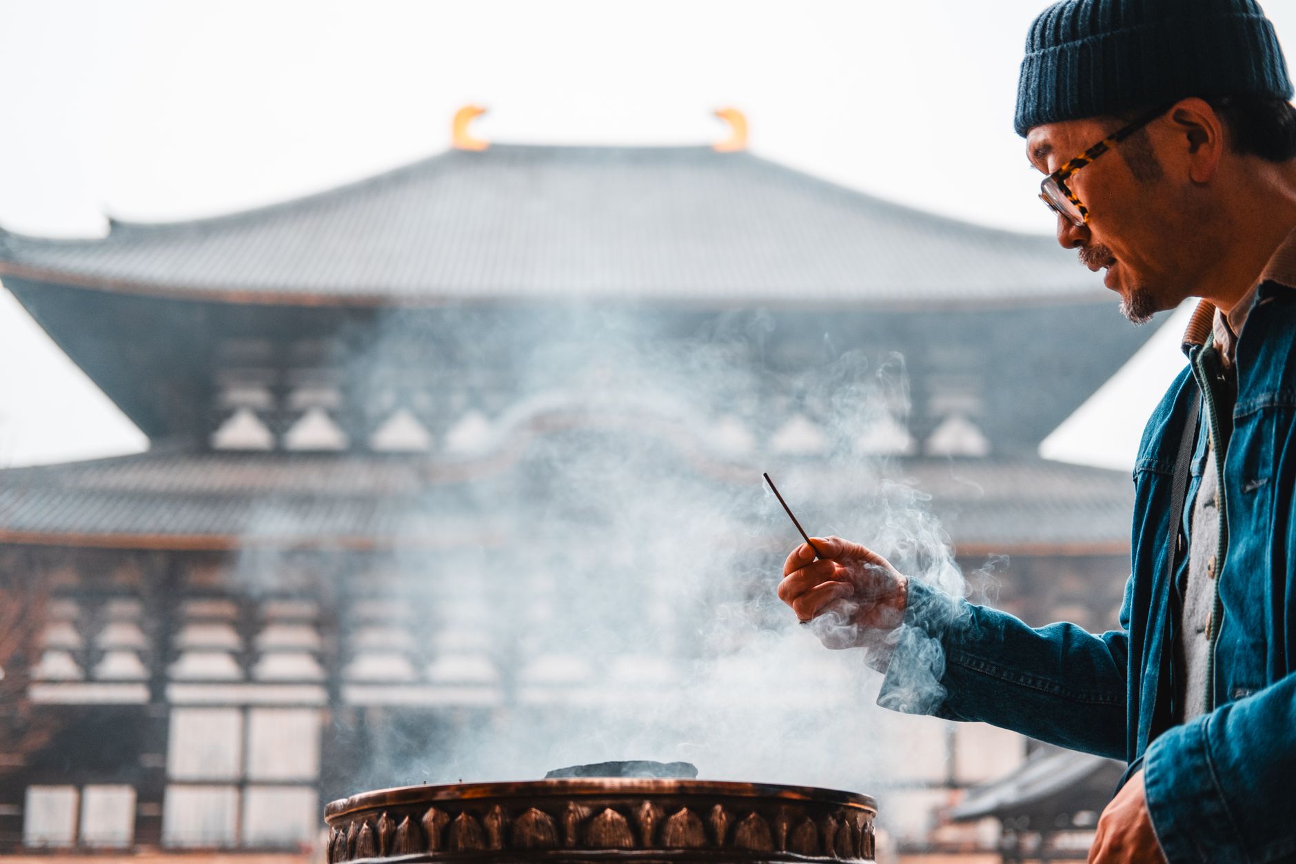 Bàn tay chắp lại dâng hương lễ Phật với lòng biết ơn