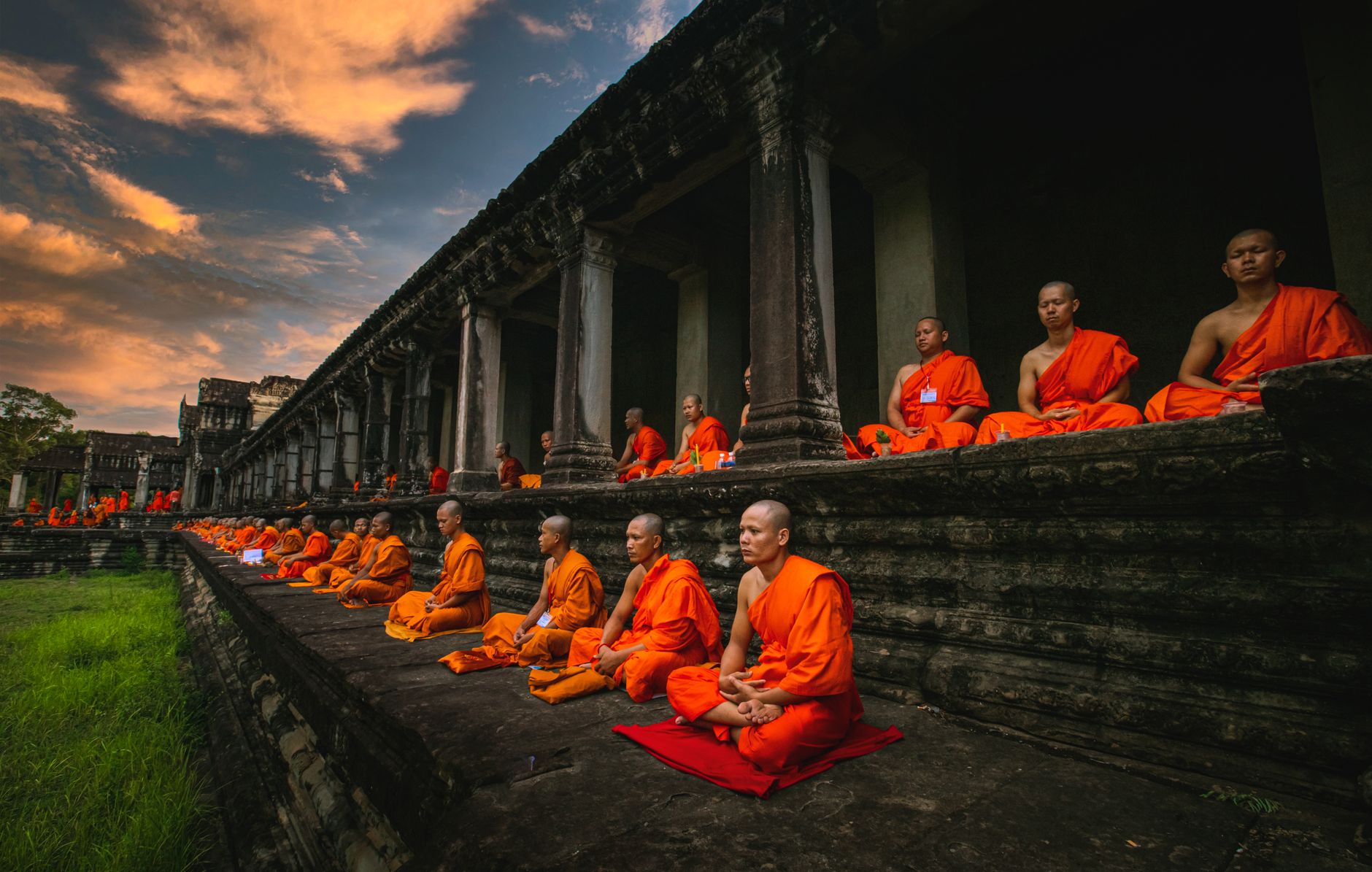Vị tu sĩ ngồi thiền bên hồ sen, gương mặt an tịnh