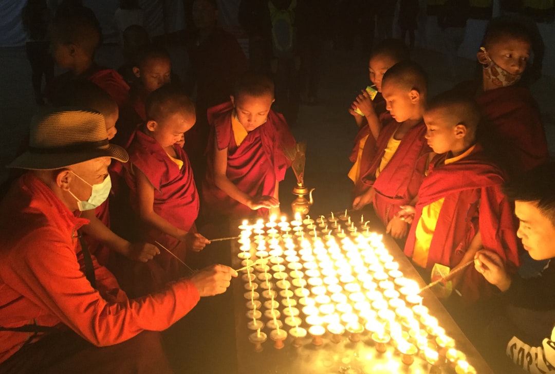 Người tu hành tụng thần chú với cát và ánh sáng trang nghiêm