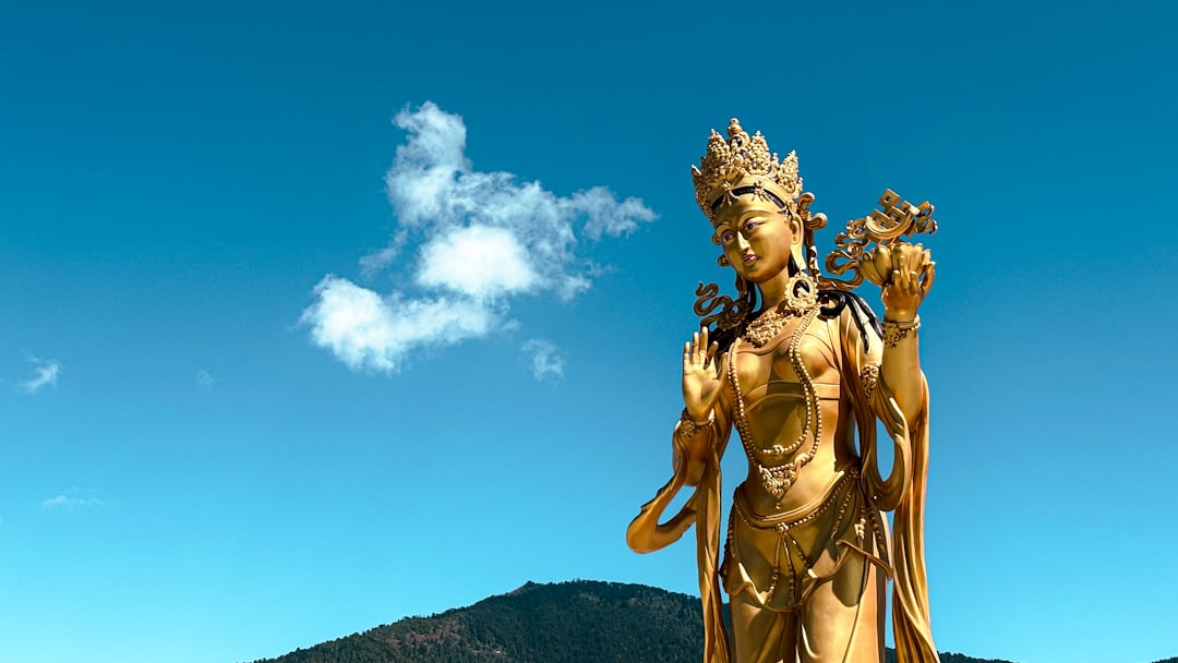 Tôn tượng Văn Thù Sư Lợi Bồ Tát cầm kiếm tuệ