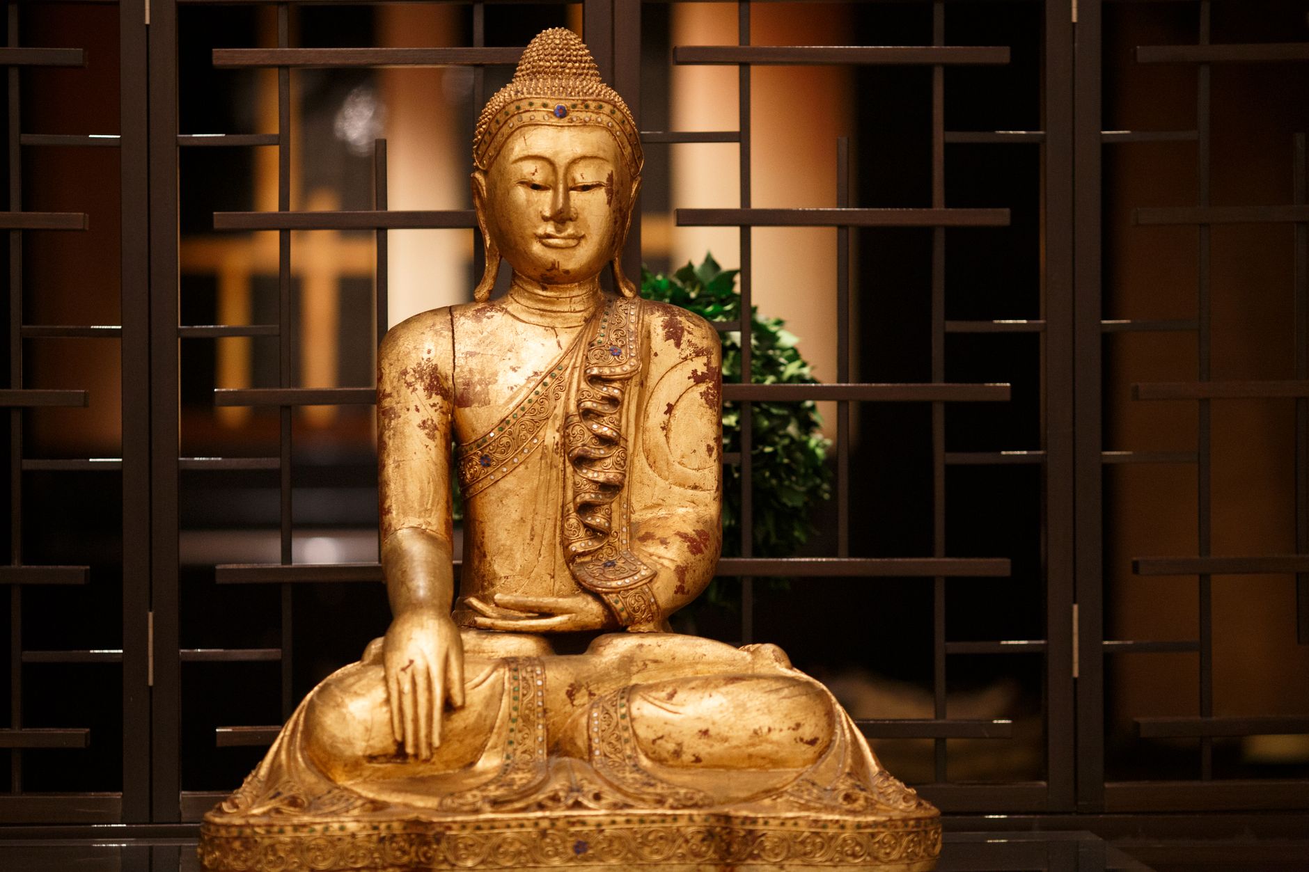 Tượng tôn giả trong thiền đường cổ kính